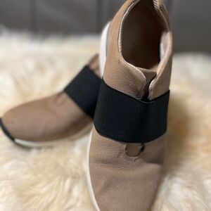 Vionic Codie Casual Slip on Sneakers in Taupe Size 8.5